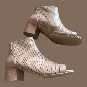 NWOT Kelsi Dagger Peep toe Booties. Size: 7.5